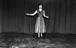 Jente, kjole, sang, skuespill, revy. Diverse revyfotos fra e