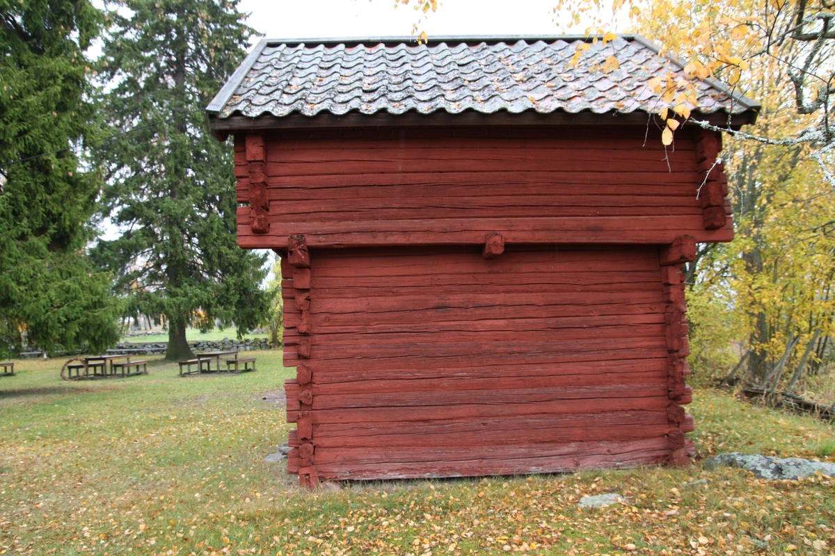 Härbre vid Huddunge hembygdsgård, Prästgården 1:1, Huddunge socken, Uppland 2014