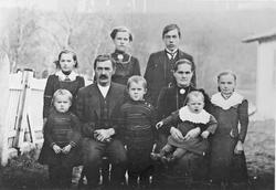 Antonie og Johannes Hårdnes med barna f. v. : Håkon, Ingvar,