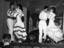 spansk dans, gitar. Serie med revyfoto fra Kristiansund. Dat