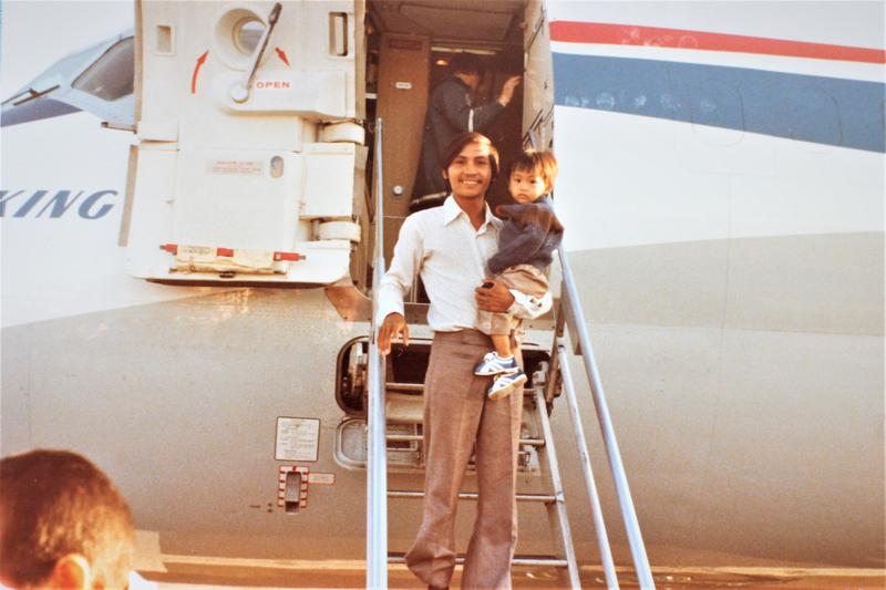 Hung og sønnen Hai på vei ut av flyet på Fornebu flyplass i 1979.