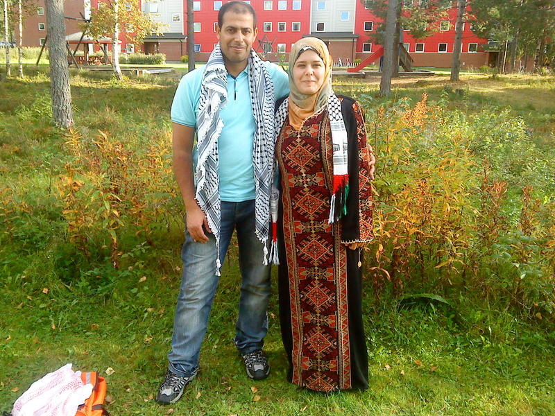Olfat og Abed, fotografert utenfor der de bodde etter at de kom til Norge. Olfat er kledd i en tradisjonell palestinsk kjole.