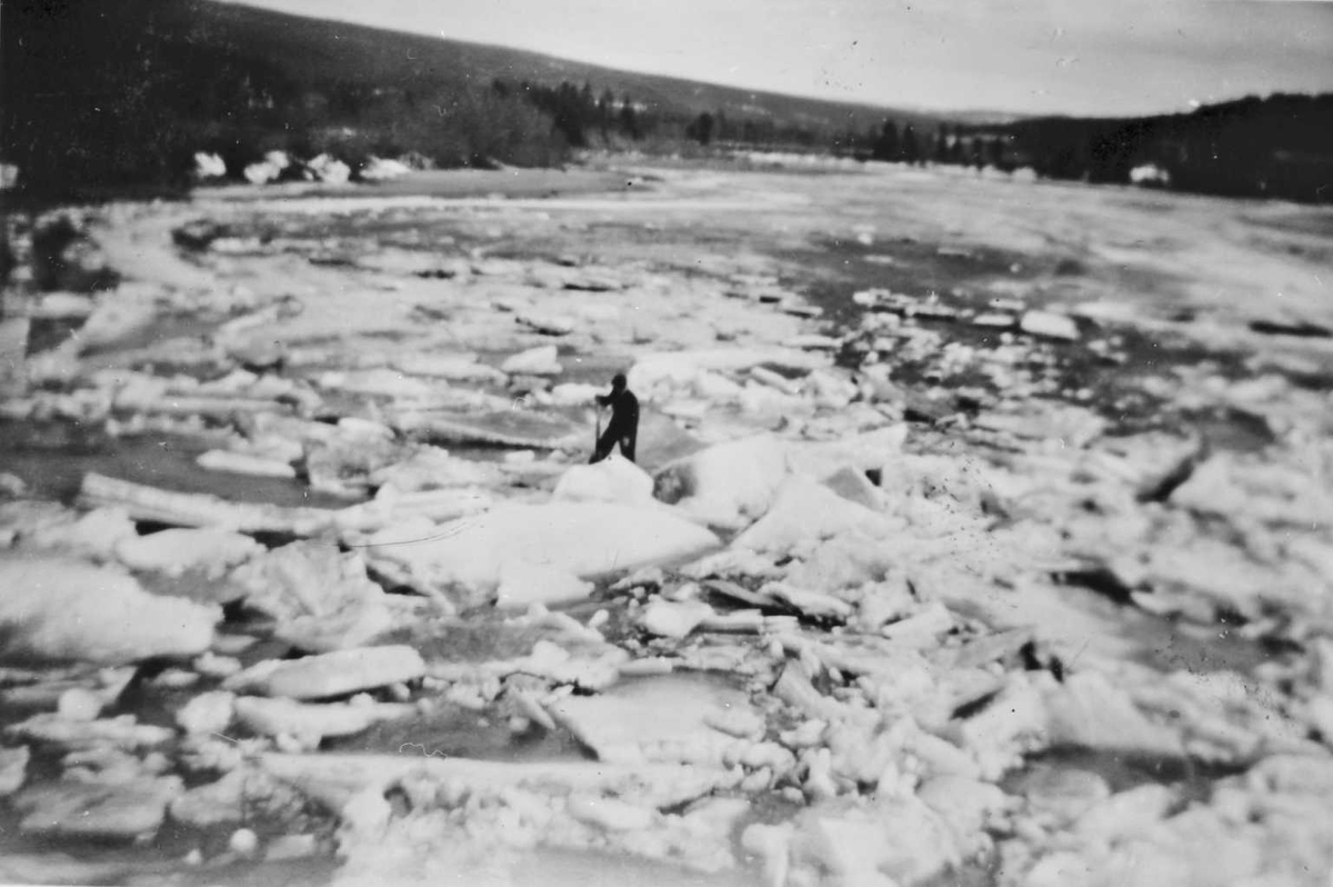 Isgang, person som står midt ute på isen