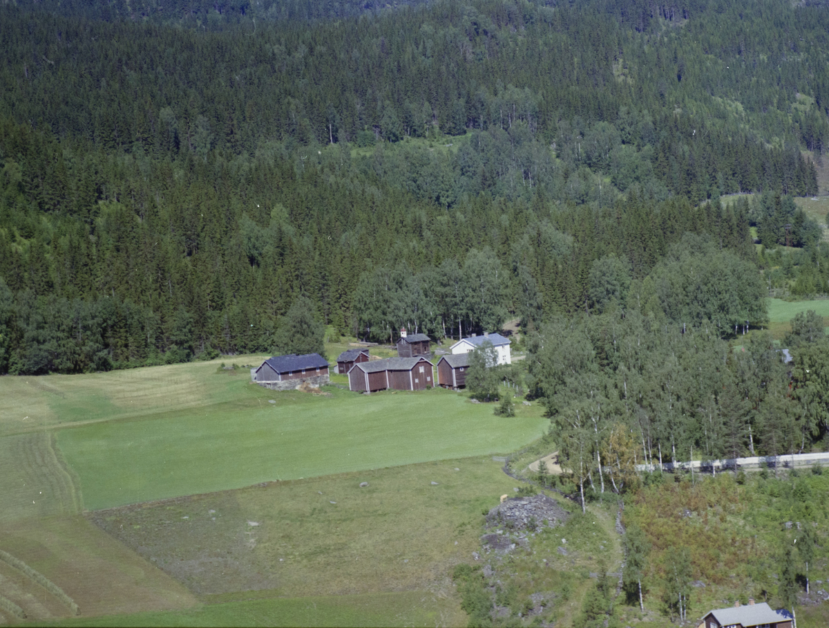 Øyer, Tretten vestside, Gården Aurom/Ourum, gammelt stabbur. Kulturlandskap, skog