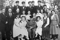 Gruppebilde av artianere og lærere fra Harstad kommunale høy