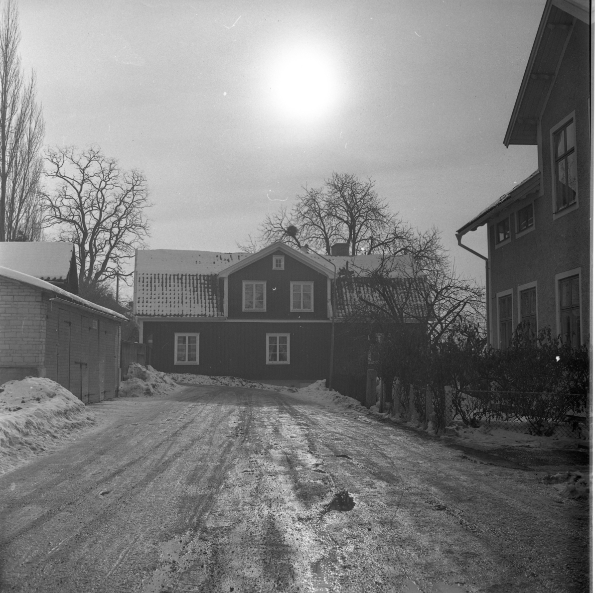 Vinterbild med Sjögatan mot prästgårdens arrendatorsboställe i motljus. Sjögatan 21 till höger.