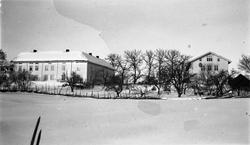 Hovedbygningene på gårdene Kraby Østre (til høyre) og Kraby 