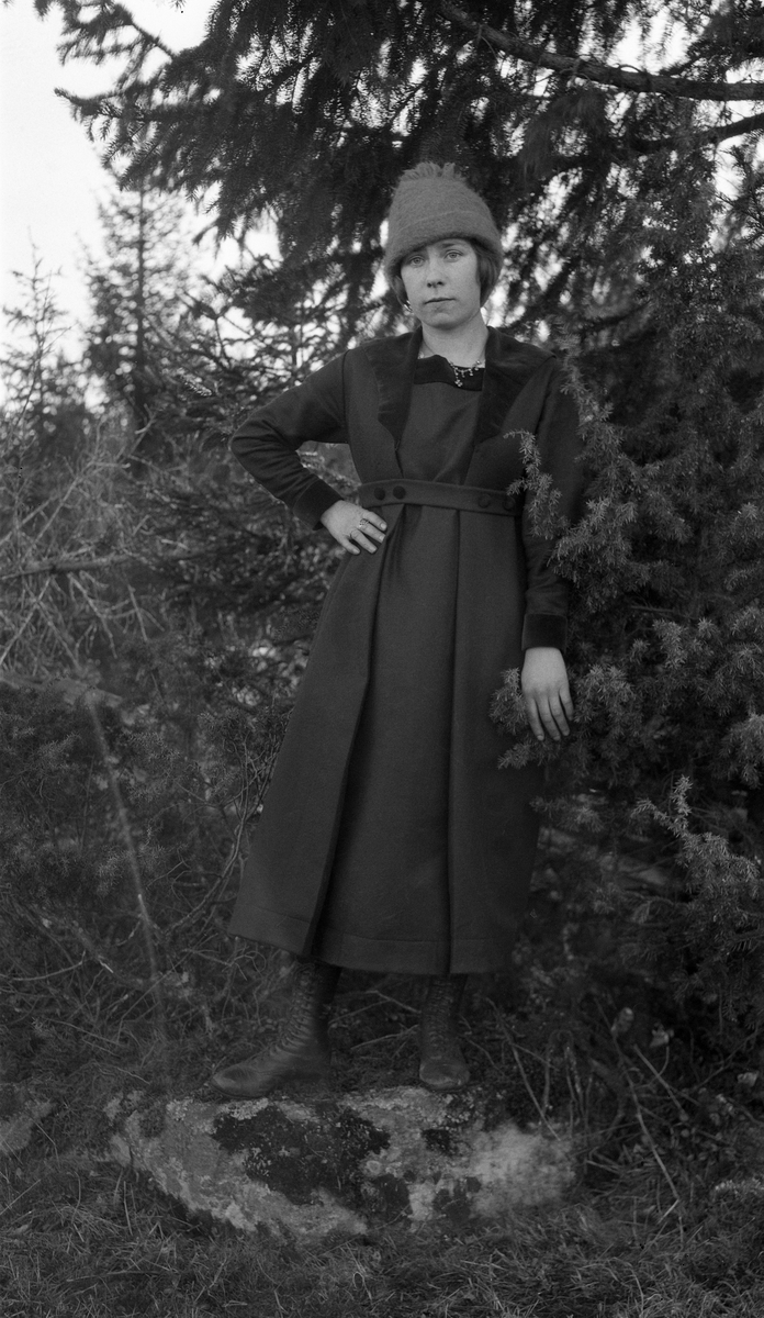 En serie på sju bilder av fire uidentifiserte personer, to kvinner og to menn. På det første bildet alle fire sammen, ellers to-og-to eller enkeltvis.