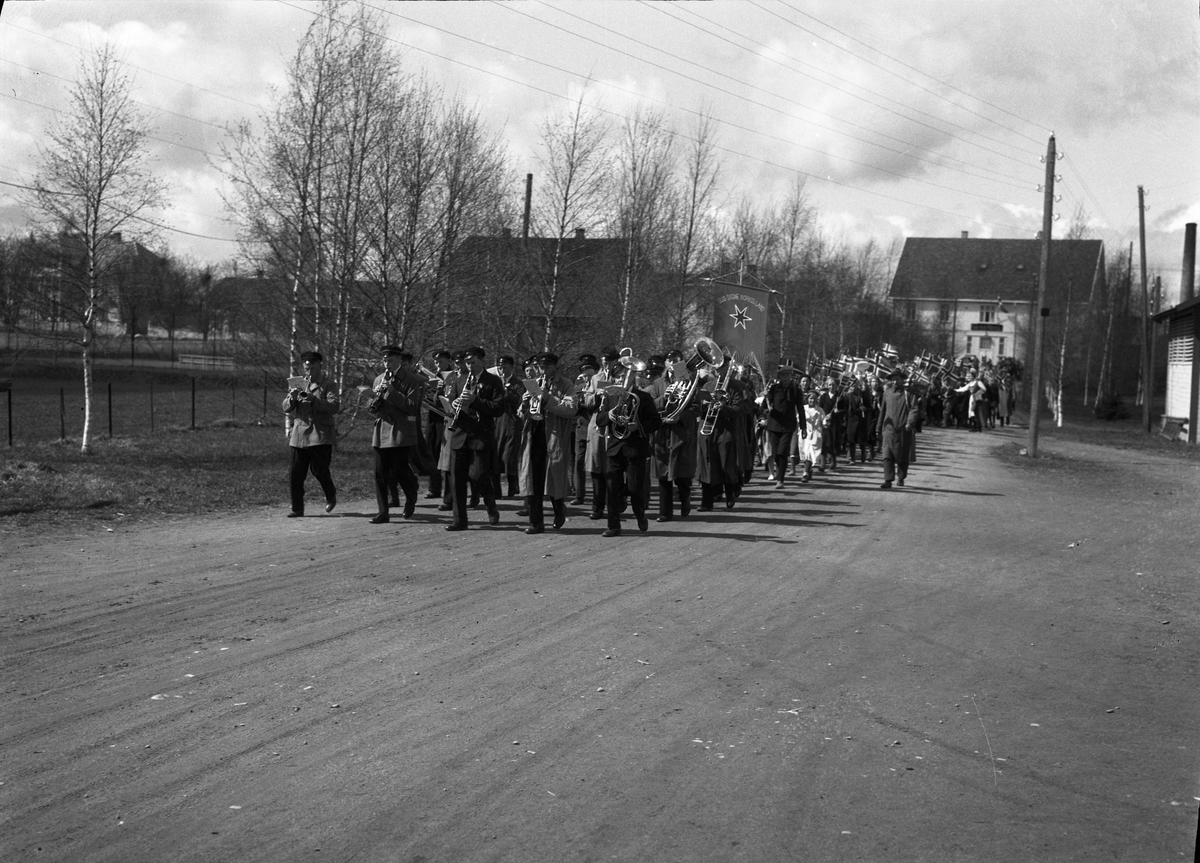 17.mai 1935 på Lena, Østre Toten. Barnetoget på veg bort jernbanegata ...