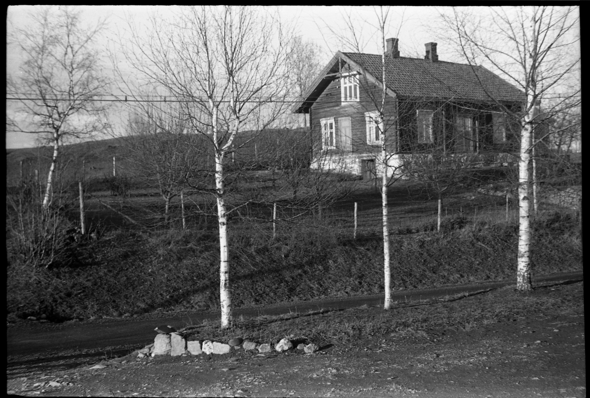 Bilde tatt fra gårdsplassen på Odberg på Kraby, mot Birkeland som da tilhørte Anders Bråthen.
