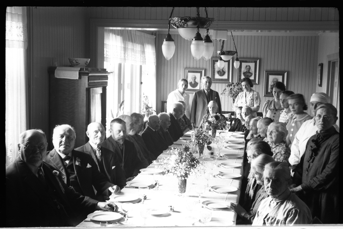Fra Labo aldershjem på Lena, Ø.Toten. Serie på fem bilder av en gruppe personer ved et bord ifm. et måltid. Ingen av personene er identifisert bortsett fra mannen som står ved enden av bordet, dette kan være David Seierstad.