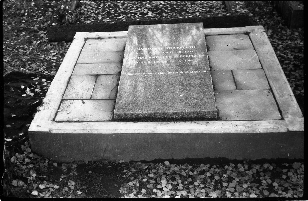 Kristine Mathilde og Magdalene Stockfleths gravsted på Hoff kirkegård, Ø.Toen. Seks bilder.