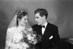 Brudeparet Ole Aaslund og Jenny Nettum. Serie på seks bilder