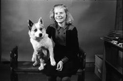 Alma Pedersen - Portrett med og uten hund. Serie på fem bild