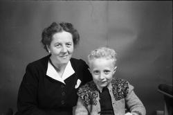 Portrett av Olaug Rust (født Nøkleby) og en gutt. Guttens fo