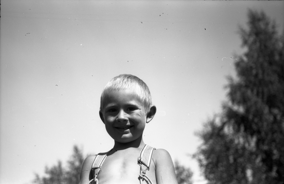 Kjell Røisli. Fire bilder fra hjemstedet Odberg på Kraby, Ø.Toten, juli 1945.