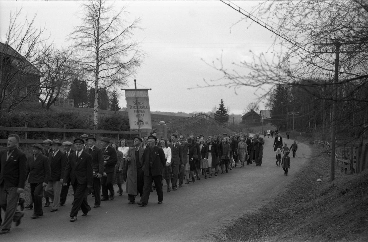 1,mai 1946 i Østre Toten. Demonstrasjonstoget passerer forbi fotografens eiendom Odberg på Kraby. Fire bilder.