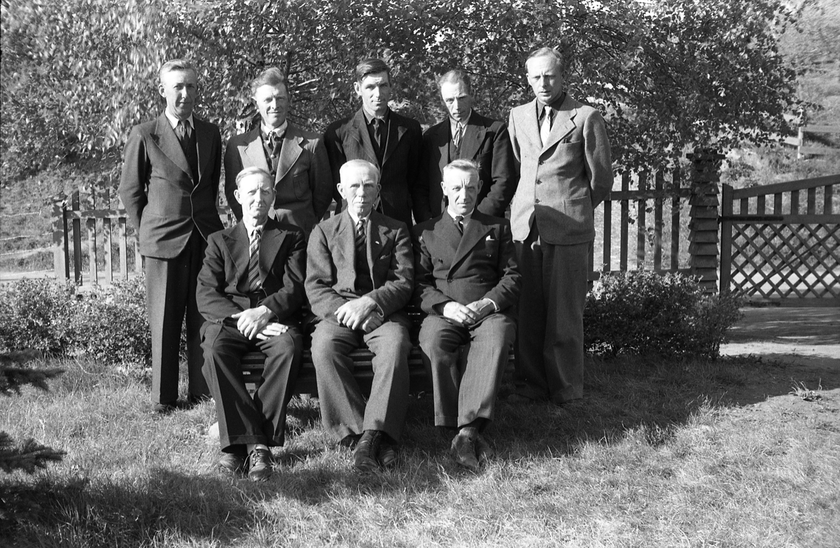 Ansatte ved Bilitt Brenneri ved 100-års jubileet 1946.
Bak fra venstre: Fredrik Rognerud, Fridtjof Berget, Ivar Nettum, Harald Nettum, Nils Faarlund.
Foran fra venstre: Albert Bekkevold Kjellbakken, Ole Petter Myrsveen, Ole H.Nettum.