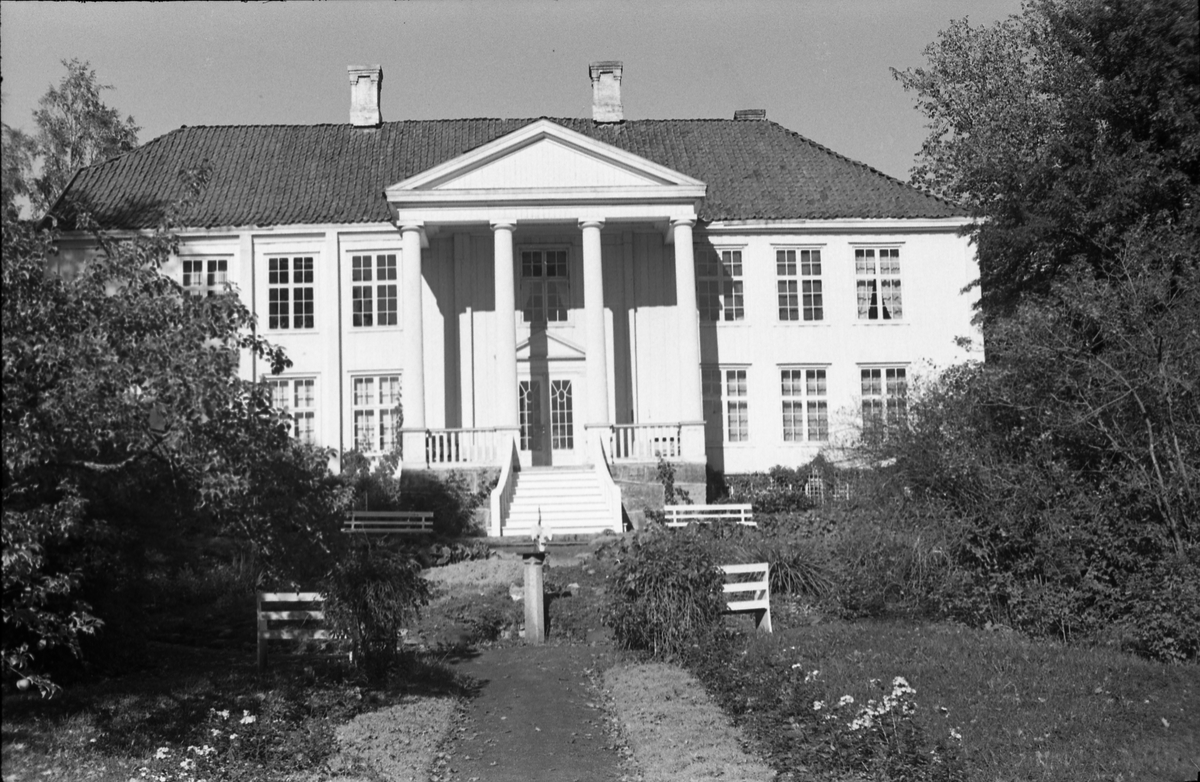 Bygninger på gården Rogneby i Østre Toten. Serie på 12 bilder, hovedsaklig av hovedbygningen.