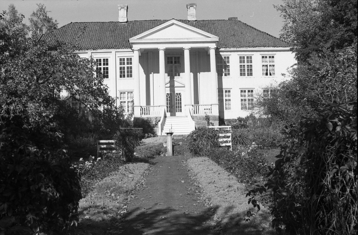 Bygninger på gården Rogneby i Østre Toten. Serie på 12 bilder, hovedsaklig av hovedbygningen.