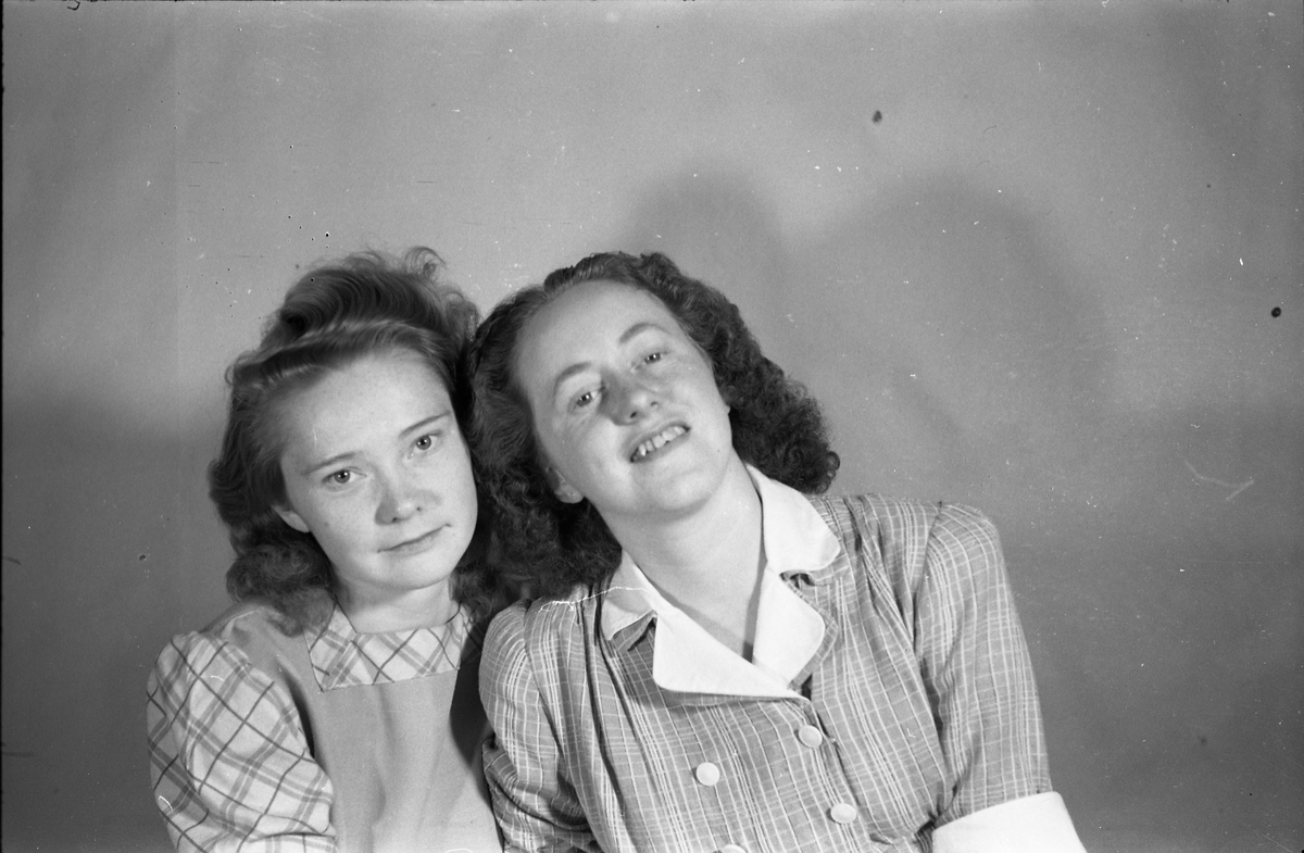 Portrett av to uidentifiserte kvinner. Serie på åtte bilder med de to sammen på bildene fem til åtte, ellers hver for seg.