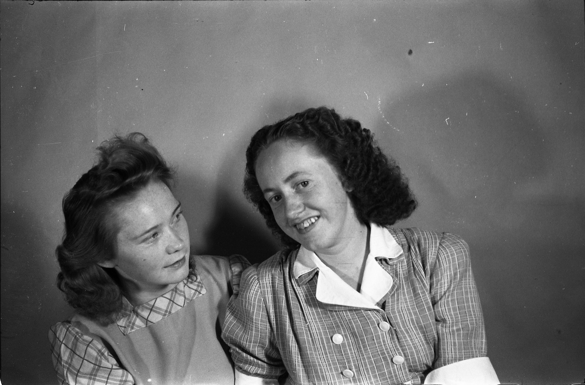 Portrett av to uidentifiserte kvinner. Serie på åtte bilder med de to sammen på bildene fem til åtte, ellers hver for seg.