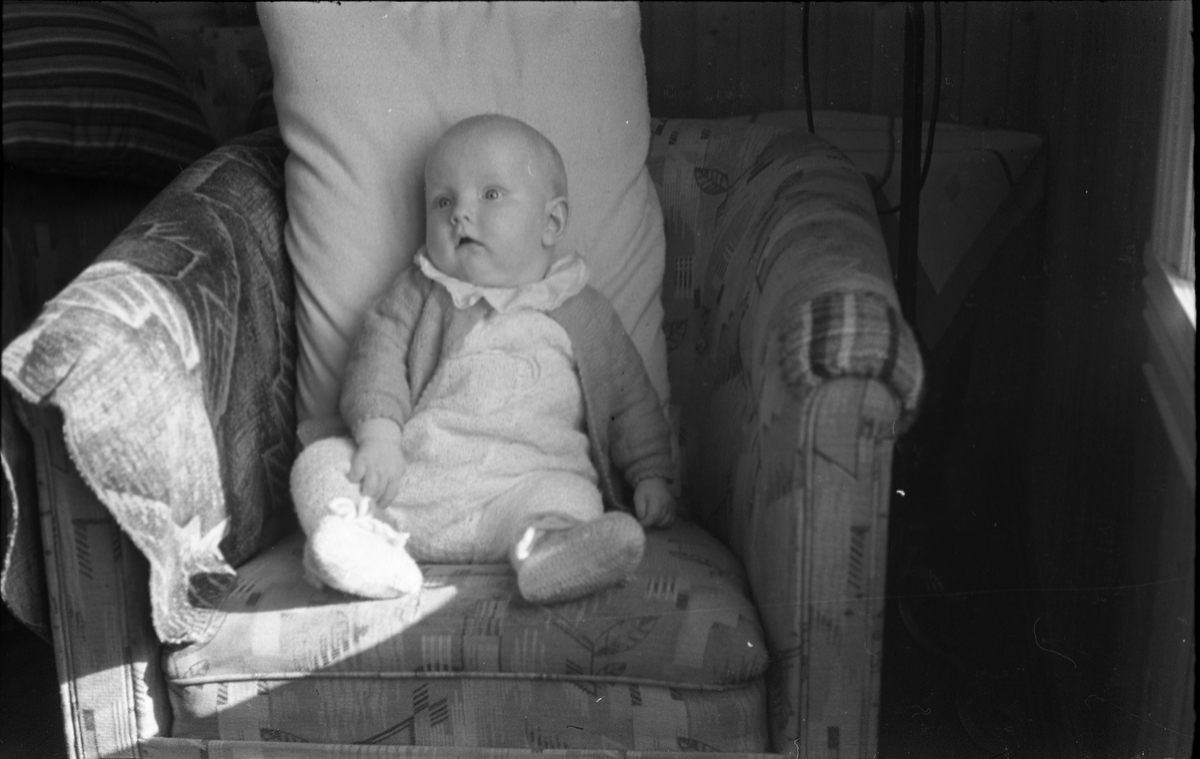 Barneportrett. Barnet er Kjell Håkon Lae, sønn av Reidar Lae. Fem bilder.