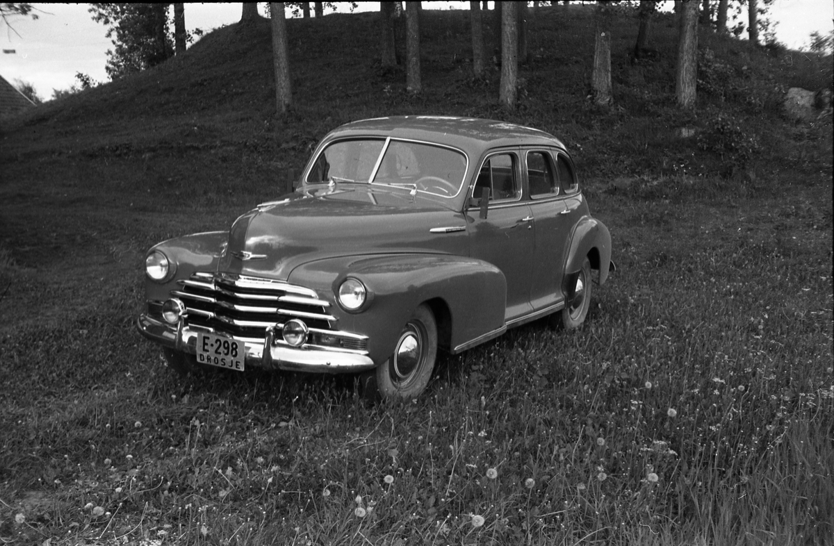 Torbjørn Lundsten med sin nye drosjebil, juni 1948. E-1414 er avløst av E-298. Torbjørn var drosjesjåfør med base på Kraby. Bilen er iflg. informant en Chevrolet årsmodell 1947.