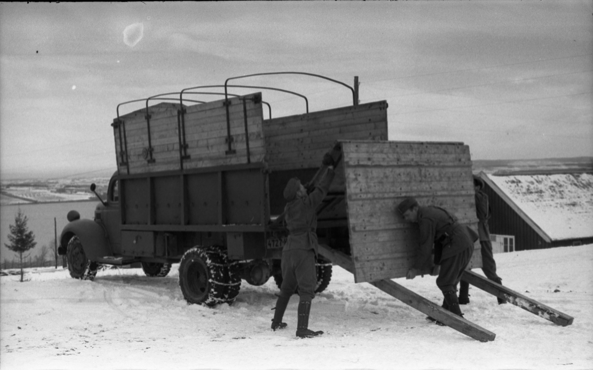 Hestetransport med lastebil ved Hærens Hesteskole på Starum oktober 1948. Serie på 18 bilder.