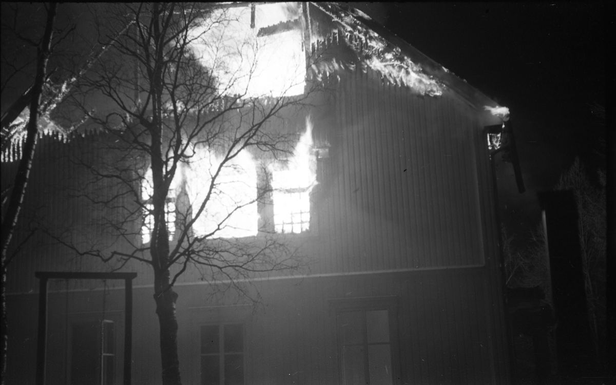 Hovedbygningen ved Toten Offentlige Skole på Rogneby øvre i Østre Toten brenner kvelden 27. og natta til 28.november 1948. Åtte bilder.