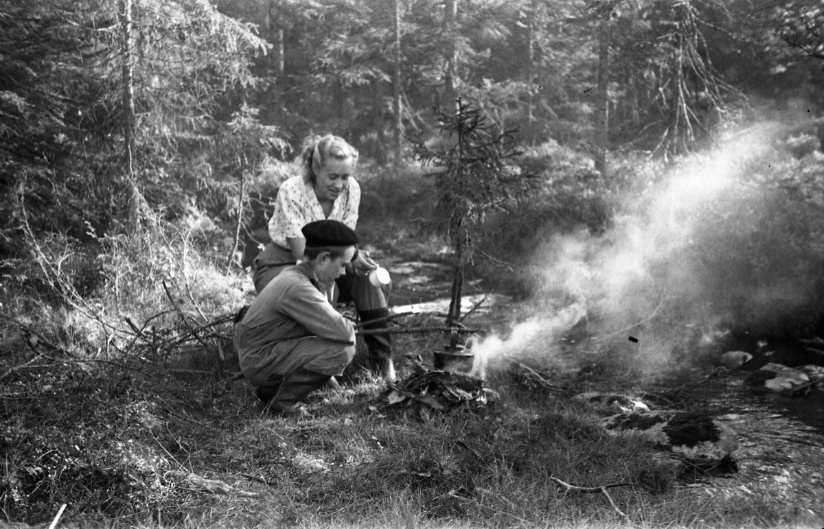 Sigrun Røisli og broren Kjell ved kaffebål. Totenåsen høsten 1949.