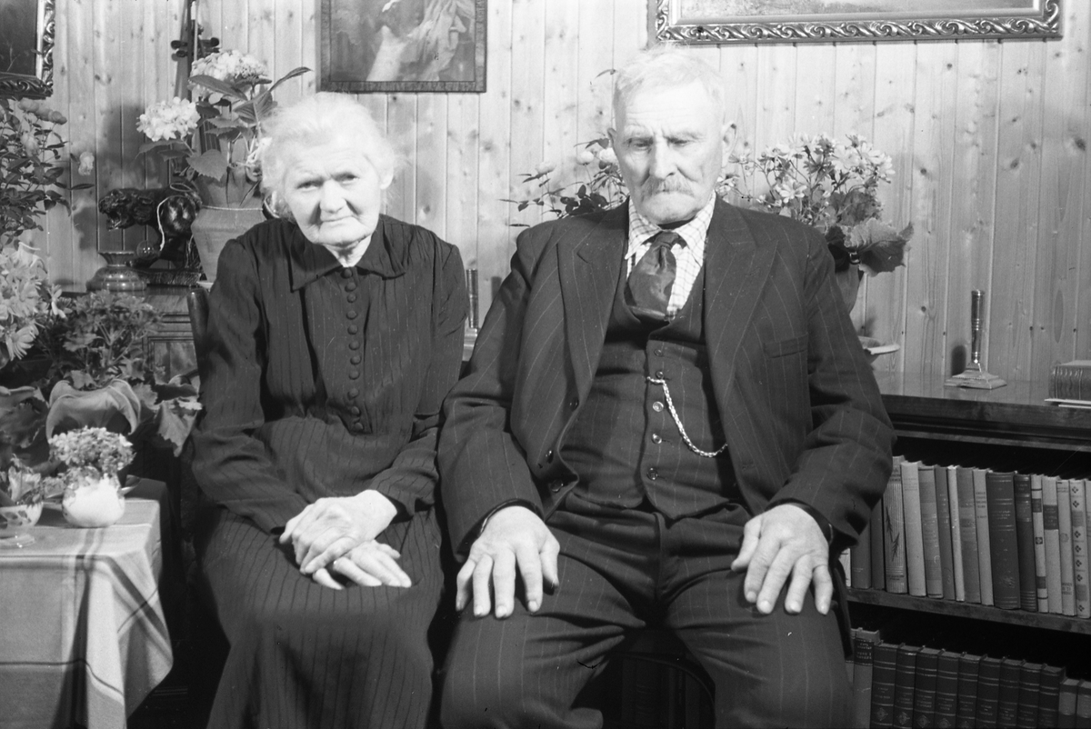 Portrett av Sigurd Røislis svigerforeldre, Hilda Marie og Peder Anton Gårderhagen. Bildet er trolig tatt i forbindelse med Hildas 80-årsdag. Fire bilder.