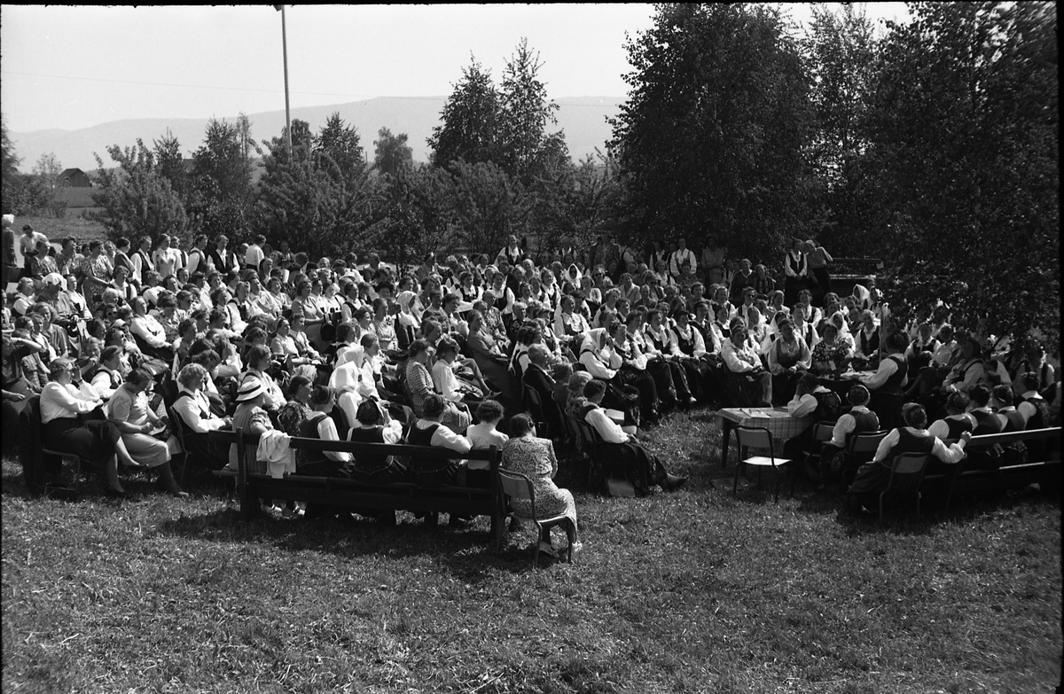 Fra Oppland Bondekvinnelags årsmøte i Østre Toten Festivitetslokale, 3. og 4. juni 1950. Serie på 20 utendørs bilder.