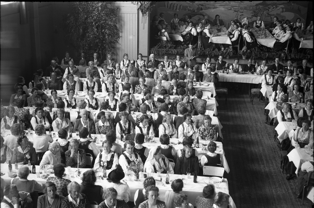 Fra Oppland Bondekvinnelags årsmøte i Østre Toten Festivitetslokale, 3. og 4.juni 1950. Sju bilder fra festmiddagen inne i lokalet.
