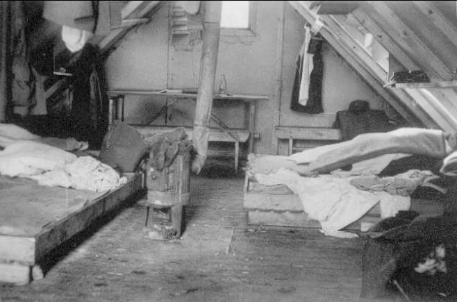 Björnänge i Jämtland. Interiör av hyddor manskapet bodde i, off och uoff bodde i baracker. Fotot finns ej på museet, utan tillhör Allan Mikaelsson, Tranås.