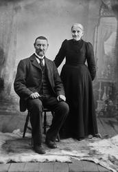 Ektepar, eldre, atelier. Anders Evens. Snøva (1848 - 1925) o