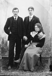 Foto av to menn og en kvinne. Trolig fra Sunndal kommune.  D