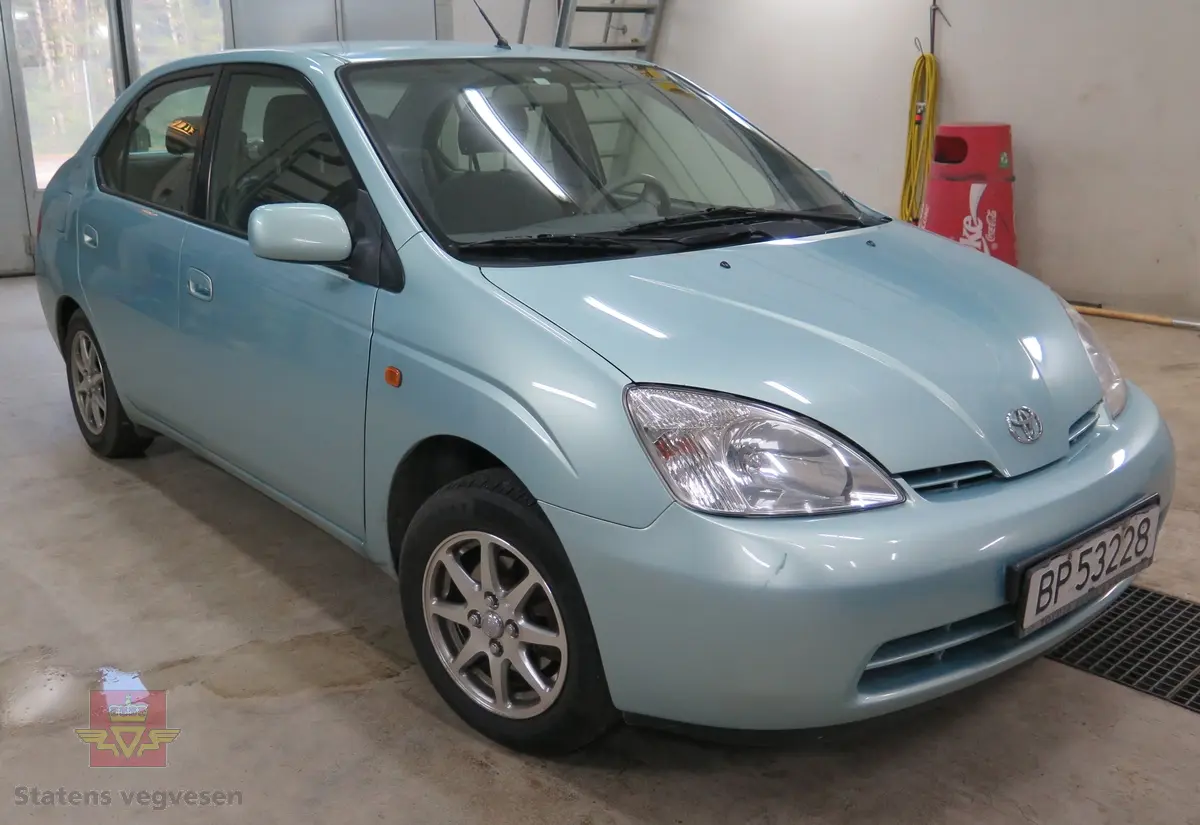 Hybrid, elektrisk/bensin drevet personbil med framhjulstrekk. 2-akslet. Den er en 4-seters sedan med 1,5-liters bensin- (58 hk) og 288 V elmotor (40 hk). Den hadde trinnløst gir (automat). Lys blå utvendig og grå innvendig. Sommerhjul(originale Toyota lettmetall felger) og vinterhjul (uoriginale felger på vinterhjul). Kilometerstand ca. 170.000 km.
Lite rust på karosseri (hull under venstre forskjerm), noe overflaterust på hjuloppheng. Interiør i god stand og lite slitt.  Har originalt hybridbatteri. En liten bulk under støtfanger bak.
OBDII leser montert bak rattet,