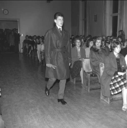 Karlsborg, mannekänguppvisning i Realskolans aula 1960. Endast neg finns.