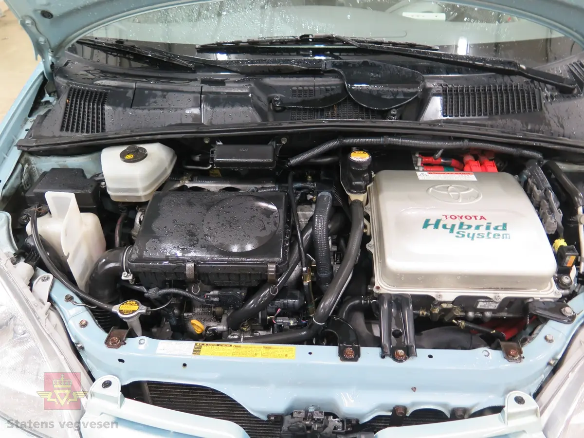 Hybrid, elektrisk/bensin drevet personbil med framhjulstrekk. 2-akslet. Den er en 4-seters sedan med 1,5-liters bensin- (58 hk) og 288 V elmotor (40 hk). Den hadde trinnløst gir (automat). Lys blå utvendig og grå innvendig. Sommerhjul(originale Toyota lettmetall felger) og vinterhjul (uoriginale felger på vinterhjul). Kilometerstand ca. 170.000 km.
Lite rust på karosseri (hull under venstre forskjerm), noe overflaterust på hjuloppheng. Interiør i god stand og lite slitt.  Har originalt hybridbatteri. En liten bulk under støtfanger bak.
OBDII leser montert bak rattet,