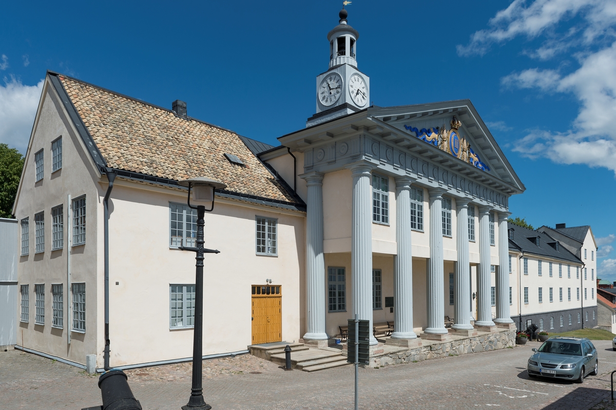 Fotodokumentation på Marinbasen i Karlskrona. Modellsalsbyggnaden, Kansligatan, uppfördes 1784 efter ritningar av Fredrik Henrik af Chapman. I fronten på byggnadens södra sida finns en oval sköld med Gustav III:s monogram.