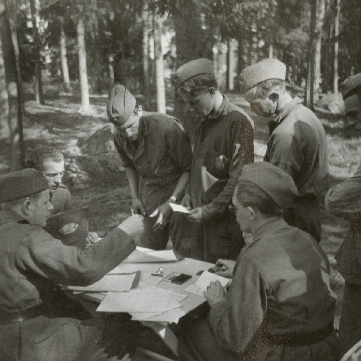 Soldater från Södermalands regemente I 10 samlade kring bordet.