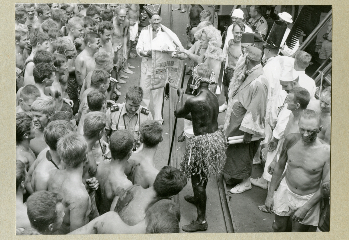 Bilden föreställer ett linjedop där minfartyget Älvsnabbens besättning har samlats barbröstade kring en man utklädd till kung Neptun. Kring honom står ytterligare män som är utklädda till kungens hov. Däribland syns Oskar Linde utklädd till sekreterare. Bilden är tagen under långresan 1966-1967.