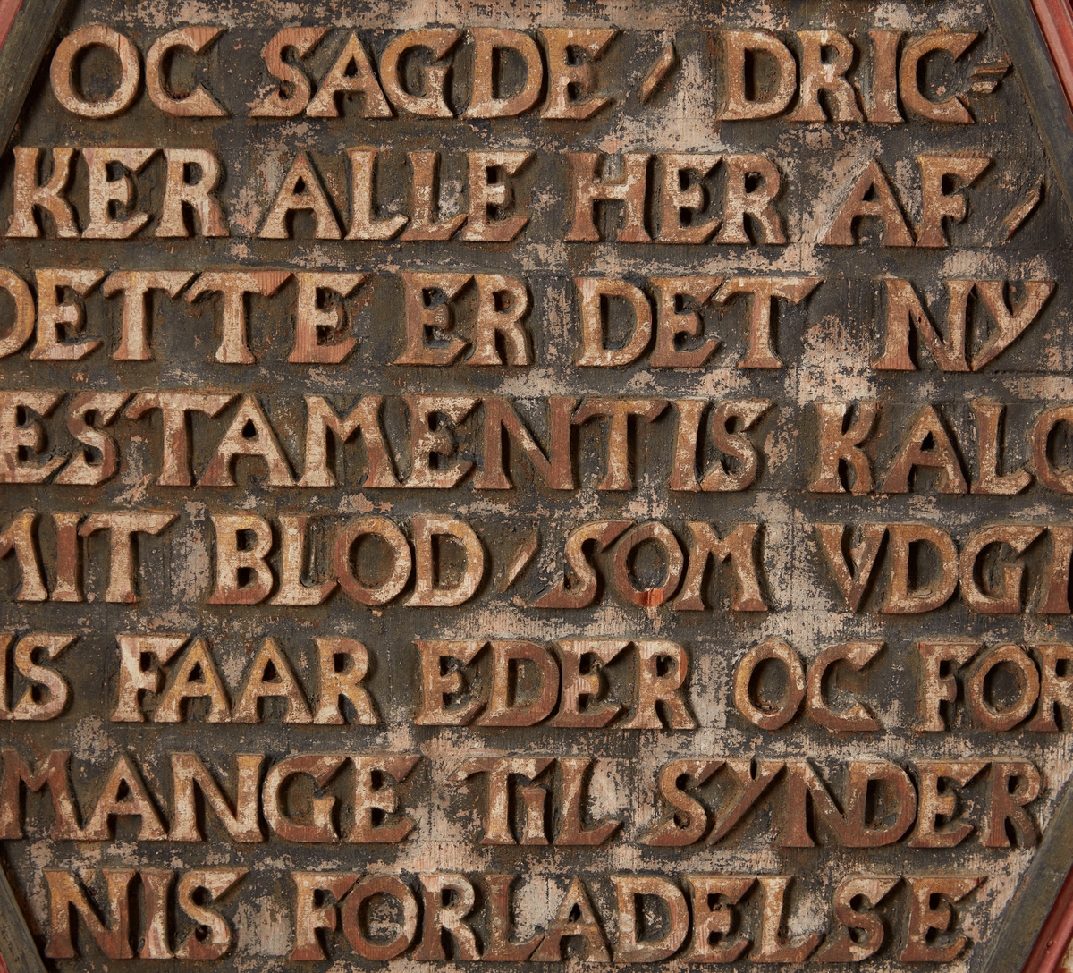 Bokstavene i innskripsjonene utskåret i tre
