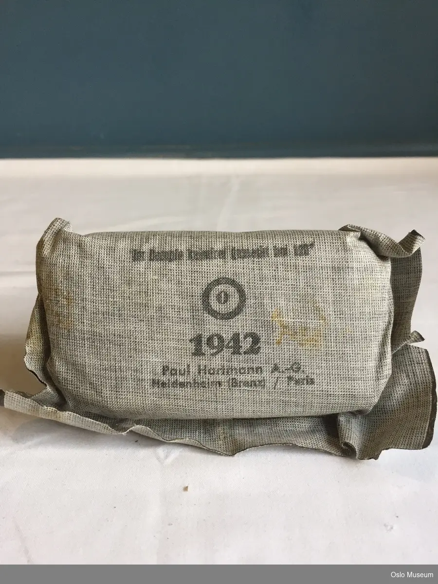 Bandasje i forseglet pakke fra 2.verdenskrig.