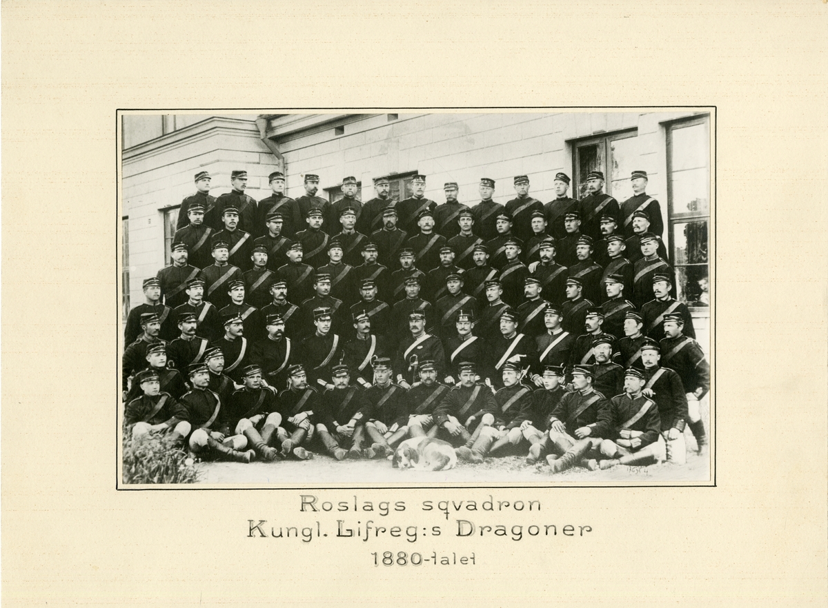Grupporträtt av soldater vid Livregementets dragoner K 2. Roslags skvadron 1880-talet.