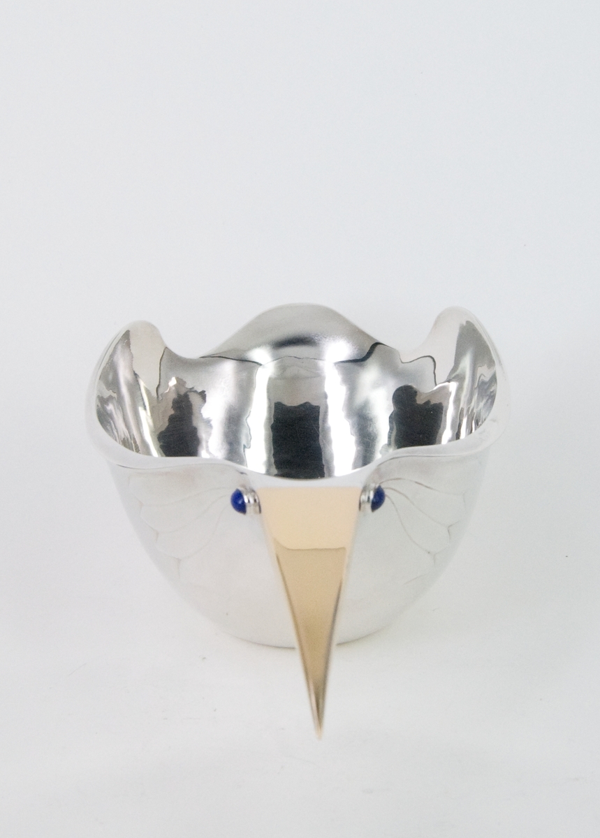 Silverskål, "Kråkskålen", formad som en fågel med näbb av guld. Stämplad under: GRC, G, S, kattfot, 925, 010, samt två fotsulor och signatur, Cyrén.