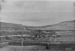 Bildet tatt fra sentrum mot kirken i første halvdel av 1890-