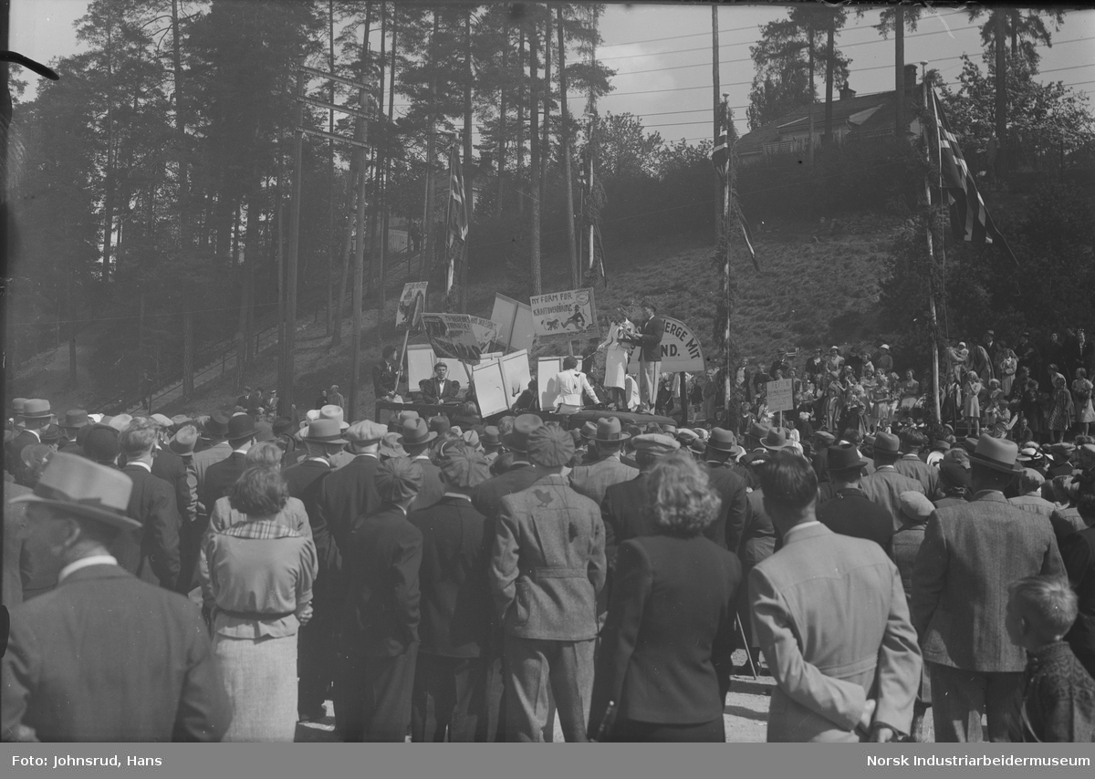 17. mai feiring 1931. Russen med lue og  plakater holder tale til folkemengde på Notodden torg.