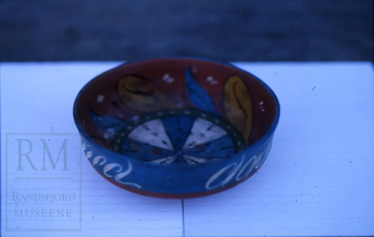 Tiner og boller fra Skjelbreia gård.